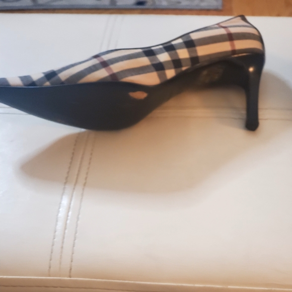 Burberry women's size 8.5 wore a few times. - Picture 6 of 8